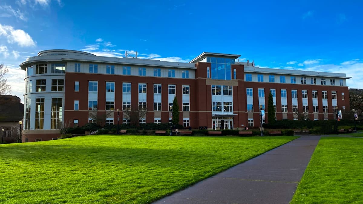 College building - how to navigate your first year on a college campus