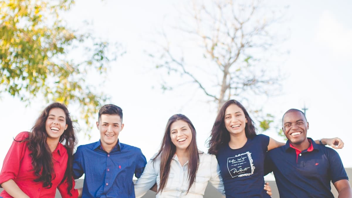 Students walking on campus - parking on college campuses student guide
